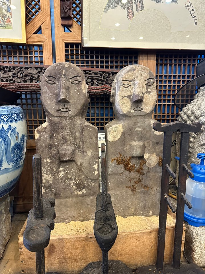 길쭉한 몸체와 뚜렷한 얼굴을 가진 석인상 두 점