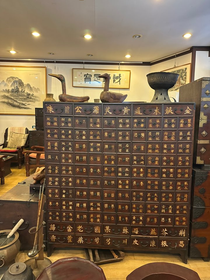 작은 서랍이 여러 줄로 정렬된 전통 약장 형태의 목가구